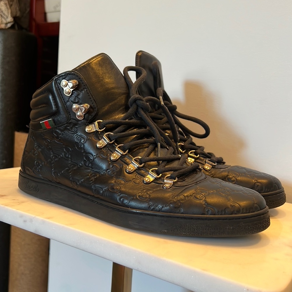 Logo embossed men’s gucci sneakers